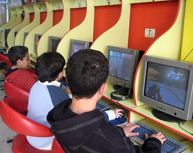 قلق جراء إساءة استخدام الإنترنت على الأطفال والشباب (الجزيرة نت)