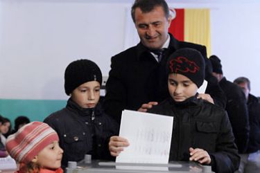 r_Presidential candidate Anatoly Bibilov (C) casts his vote with his family at a polling station in the South Ossetian city of Tskhinvali November 13, 2011