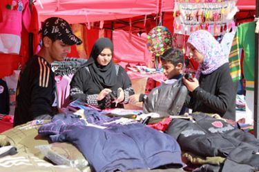 متسوقات في غزة يتفقدن ملابس العيد