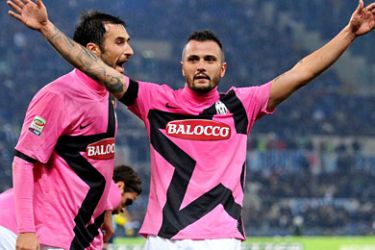 epa03016376 Juventus midfielder Simone Pepe (R) celebrates with his teammate Mirko Vucinic