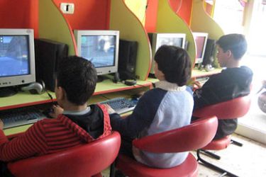 قلق من إساءة استخدام الانترنت على الأطفال والشباب - نقولا طعمة - بيروت