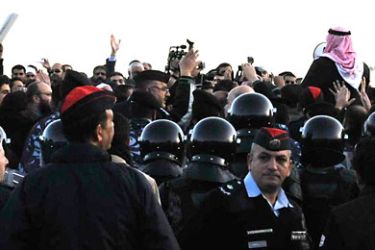احتجاجا على حرق مقر للإخوان المسلمين - اشتباكات وتوتر باعتصام بالأردن - محمد النجار – عمان