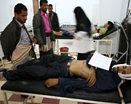 أحد المحتجين الجرحى في مستشفى الروضة بمدينة تعز (الفرنسية) 