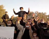 محتجون مناهضون لنظام الأسد خلال تجمعهم أمس في كفر نيل التابعة لمحافظة إدلب (الفرنسية)