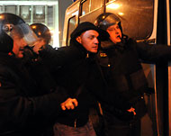 الشرطة تعتقل أحد المحتجين (الفرنسية)