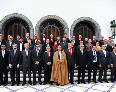 الحكومة التونسية الجديدة يتوسطها الرئيس المنصف المرزوقي (الفرنسية)