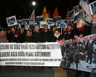 متظاهرون رفعوا لافتات تؤيد حزب العمال الكردستاني وزعيمه عبد الله أوجلان (الفرنسية)