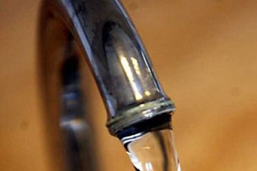 epa01267586 Tap water runs from a tap in London, Britain, 26 February 2008. Britain's tap water should be monitored for powerful medicines after traces of cancer and psychiatric drugs were detected in samples, a recent report has warned.