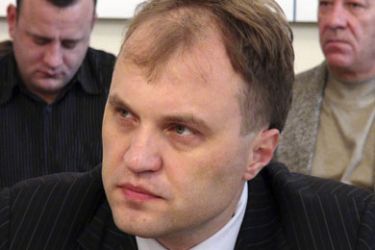 Former parliament speaker Yevgeny Shevchuk (C) attends a session of the central electoral committee in Tiraspol in Moldova's self-proclaimed separatist Dnestr region