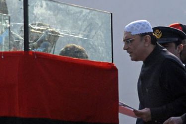 Pakistani President Asif Ali Zardari, widower of assassinated former premier Benazir Bhutto, arrives to address mourners outside the Bhutto mausoleum on her fourth death anniversary in Garhi Khuda Bakhsh on December 27, 2011. Pakistan's embattled president vigorously defended his rule and urged the nation to foil "conspiracies against democracy" on the anniversary of his wife Benazir Bhutto's murder. AFP PHOTO / ASIF HASSAN