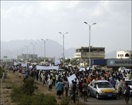 من مسيرة توجهت من عدن إلى زنجبار للمطالبة بوقف القتال (رويترز-أرشيف)