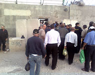 عمال فلسطينيون أثناء عبورهم أحد الممرات