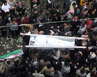 السوريون يصرون على التظاهر بالرغم من تشييع مزيد من القتلى يوميا (الفرنسية- أرشيف)