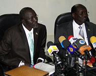 وزير البترول بجنوب السودان أستيفن ديو (يسار) اعتبر تحويل النفط سرقة وانتهاكا (الجزيرة نت)