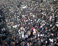 آلاف المتظاهرين يشاركون في تشييع جنازةبمدينة دوما قرب دمشق (الفرنسية)