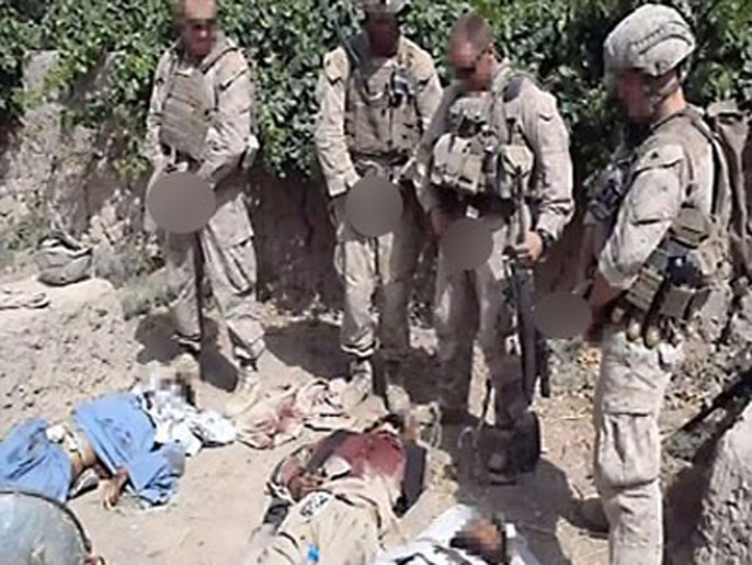صورة لجنود أميركيين يتبولون على جثث أفغانيين نشرت مطلع العام (الفرنسية)