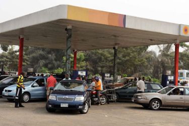 Lagos, -, NIGERIA : Motorists queue for fuel at a Lagos filling station on January 14, 2012. Nigeria's government and unions prepared for last-ditch talks on January 14 to end a week-old nationwide strike over fuel prices and avert an oil production shutdown in Africa's largest crude exporter.The talks come after the country's unions called for a weekend suspension of the strike and protests that had shut down the country since Monday, prompting Nigerians to rush to markets to stock up on food.