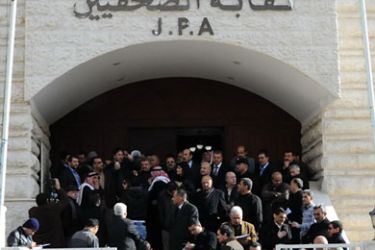من الاعتصام امام نقابة الصحفيين اليوم - تضامن بالأردن مع الحكومة ضد النواب - محمد النجار – عمان