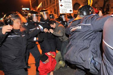 Protesters clash with gendarmes on University Square in Bucharest on January 14, 2012 during a protest against the government's austerity program and Romanian President Traian Basescuف