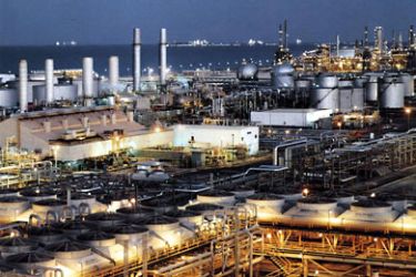 epa000203962 (FILES) An undated file photograph shows an oil refinery on the east coast of Saudia Arabia near the