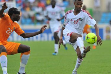Sudan national football team striker Mudather Elteib (R) fights for the ball with Ivory Coast defender Souleymane Bamba (L) on January 22, 2012 during a Group B match against Sudan of the Africa Cup of Nations in Malabo.