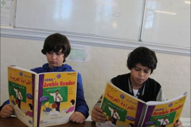 الطلبة داخل الفصول يتعلمون اللغة العربية