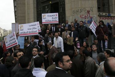 تظاهرة أمام دار القضاء العالي بالقاهرة احتجاجا على تفتيش مقار منظمات حقوقية