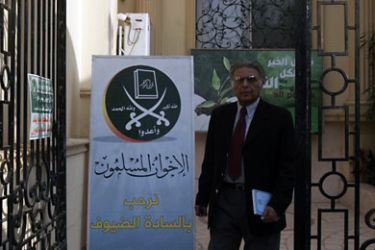 نقيب الممثلين المصري أشرف عبد الغفور، لدى دخوله مقر مكتب الإرشاد لجماعة الإخوان المسلمين
