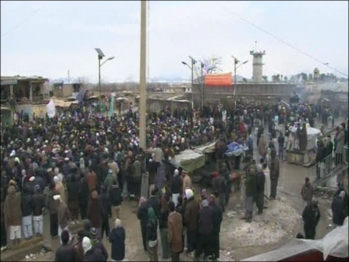جانب من احتجاجات المتظاهرين الأفغان على حرق المصاحف في قاعدة باغرام (الجزيرة)
