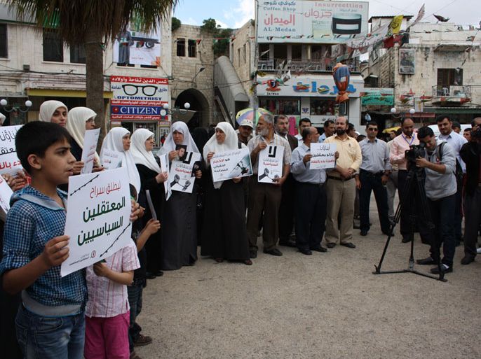 اعتصام لاهالي المعتقلين السياسيين بنابلس رفضا للاعتقال السياسي- الجزيرة نت1