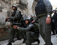 ‪إسرائيل كثفت الوجود الأمني بمحيط الأقصى المبارك‬  (الفرنسية-أرشيف)