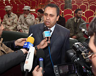 وزير العدل الليبي يتحدث للصحفيين (الفرنسية)