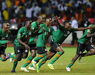فرحة لاعبي زامبيا بعد تسجيل ركلة الترجيح الأخيرة (الفرنسية)