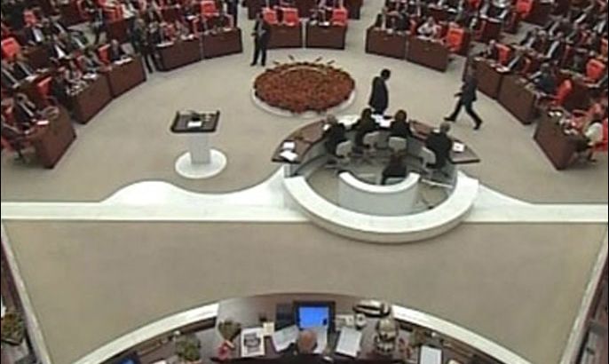 افتتح البرلمان التركي أعماله برسم السنة التشريعية الجديدة وسط جدل سياسي حول شكل الدستور الجديد الذي سيعده هذا البرلمان