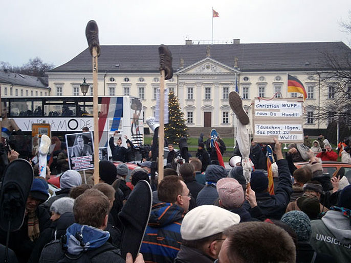 
متظاهرون يرفعون الأحذية للرئيس الألماني أمام القصر الجمهوري في برلين
(الجزيرة نت-أرشيف)

