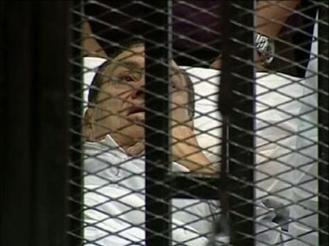 ‪مبارك بدا شاحبا ومريضا خلال جلسات محاكمته السابقة‬ مبارك بدا شاحبا ومريضا خلال جلسات محاكمته السابقة (الجزيرة-أرشيف)