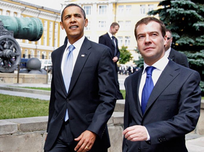 (FILES) This photo taken on July 7, 2009 shows US President Barack Obama (L) and Russian President Dmitry Medvedev walking near the Czar Cannon on the territory of the Kremlin in Moscow. President Obama said in a phone call to Prague that the US government has given up its plan to build a missile shield in Europe, Czech Prime Minister Jan Fischer told reporters on September 17, 2009. "US President Barack Obama called me shortly after midnight to tell me his government was giving up its intention to build a radar base on Czech soil," Fischer said. AFP PHOTO / RIA NOVOSTI / KREMLIN POOL / DMITRY ASTAKHOV