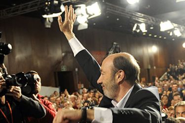 SPAIN : Alfredo Perez Rublacaba celebrates after being elected new leader of Spain's opposition Socialist party (PSOE) during a delegate vote at a party congress in Sevilla on February 4 2012. Rubalcaba edged out his rival 40yearold exdefence minister Carme Chacon with 487 votes to her 465 in an election both