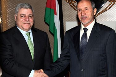 Mustafa Abdel Jalil (R), chairman of Libya's National Transitional Council (NTC), shakes hands with Jordanian Prime Minister Awn Khasawneh (L) during a meeting in Tripoli on February 7, 2012 as the latter begins a two-day visit focused on ways to expand bilateral economic cooperation. AFP
