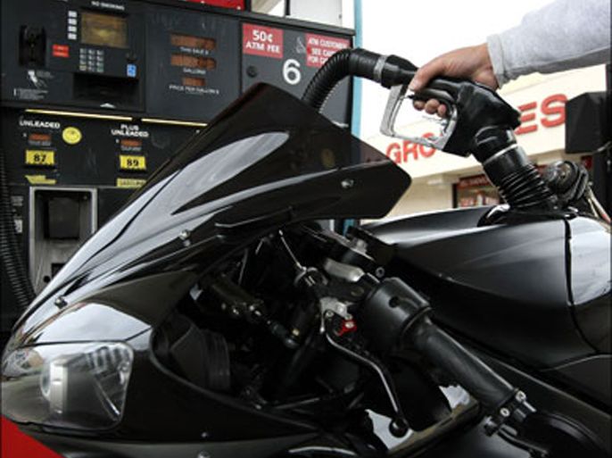 afp : SAN FRANCISCO - FEBRUARY 11: A customer pumps fuel into his motorcycle at the Gas & Shop gas station February 11, 2009 in San Francisco, California. Gasoline