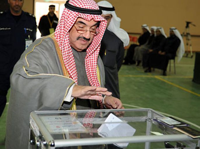 Kuwaiti former premier Sheikh Nasser al-Mohammad casts his vote for the parliamentary elections at a polling station in Kuwait City on February 2, 2012