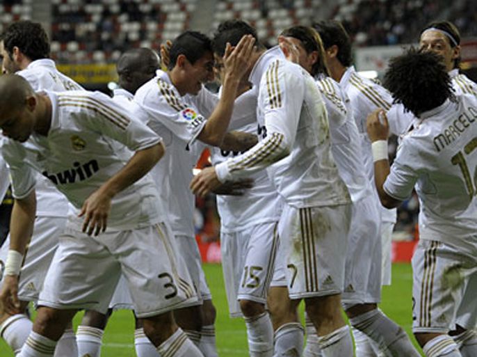 ف-Real Madrid's Portuguese forward Cristiano Ronaldo (C) celebrates with teammates after scoring a goal