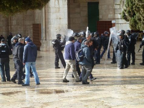 ‪المسجد الأقصى شهد انتشارا كثيفا لقوات الأمن الإسرائيلي‬  (الجزيرة نت)