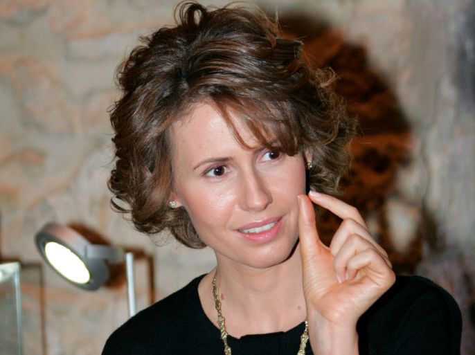 epa01753397 Syria's first Lady Asma Assad tours a jewelry exhibition in Damascus, Syria on 06 June 2009. The exhibition entitled 'Let it be Jewelry' displays a collection of jewelry designed by artists from various countries of the Arab world, including Lebanon, Jordan, United Arab Emirates, Egypt, Bahrain, Iraq and Syria. EPA/YOUSSEF BADAWI