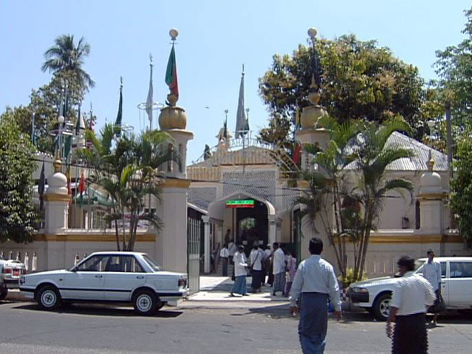 مسجد السلطان ظفر شاه في يانغون (الجزيرة)