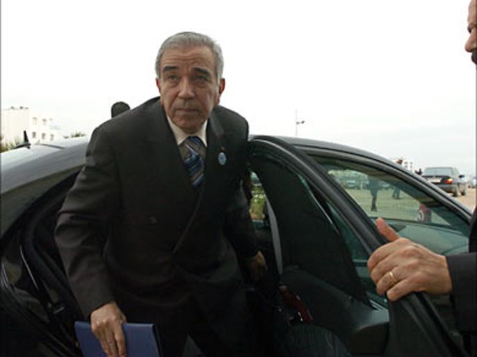 f_algerian interior minister dahou ould qabilya steps out of his limousine as a security officer opens the door, upon his arrival, 31 january 2007 at the closing of the 24nd meeting (الفرنسية)