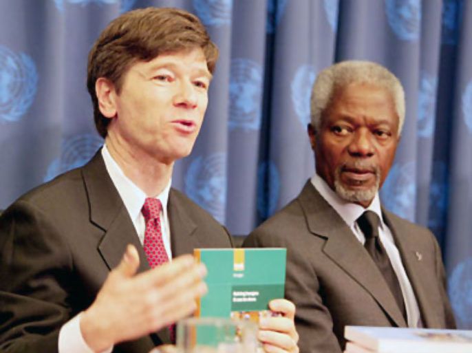 r: United Nations Secretary General Kofi Annan (R) listens as Jeffrey Sachs, Special Advisor to Annan, talks to reporters about the Millennium Project, a report on how to end world poverty in the next 10 years, at U.N.