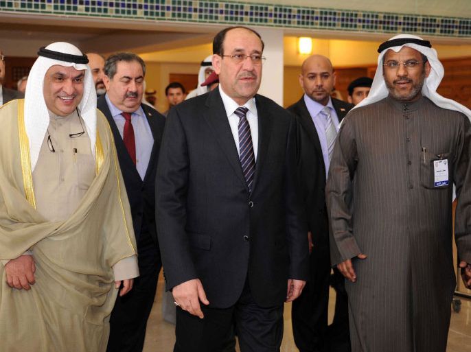 Kuwati MP Mohammad al-Saqer (L) walks with Iraqi Prime Minister Nuri al-Maliki (3rd L) followed by Iraqi Foreign Minister Hoshyar Zebari (2nd L behind) during their visit to Kuwait's National Assemly in Kuwait City on March 14, 2012. AFP PHOTO/YASSER AL-ZAYYAT