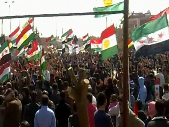 أعلام الثورة السورية والأعلام الكردية في مظاهرات تطالب بسقوط النظام(الجزيرة-أرشيف)