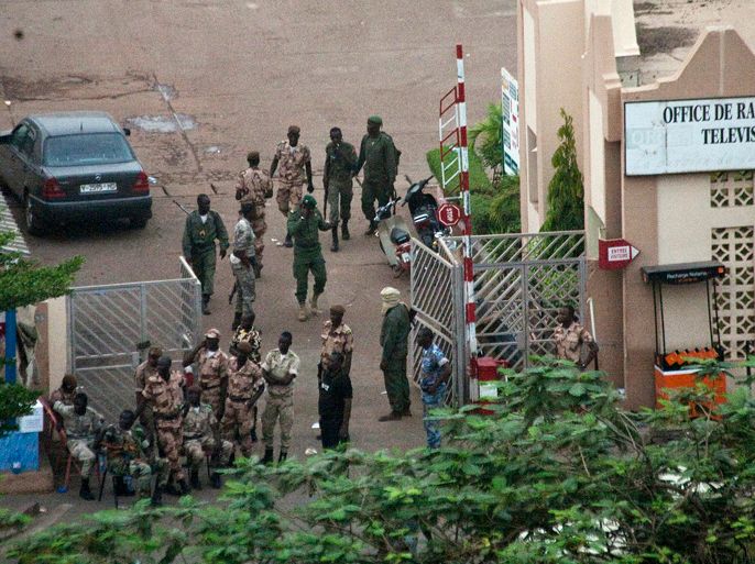 epa03154103 Malian soldiers take control of the state-owned Radio and Television station in Bamako, Mali, 21 March 2012. Reports indicate that an undefined number of soldiers in Bamako have mutinied and surrounded the state